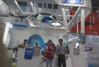 【視頻專訪】深圳市科衛(wèi)泰實(shí)業(yè)發(fā)展有限公司楊依兵經(jīng)理中關(guān)村無人系統(tǒng)產(chǎn)品發(fā)布會(huì)正在接受公共安全裝備網(wǎng)專訪
