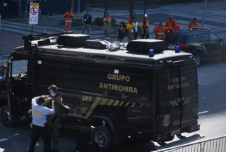 【驚恐】里約賽道邊驚現(xiàn)爆炸裝置 排爆警察出動