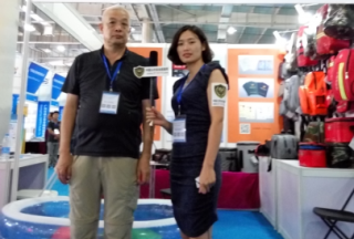 【視頻專訪】泉州信恒戶外用品有限公司李鳴總監(jiān)天津國際應(yīng)急展正在接受公共安全裝備網(wǎng)專訪