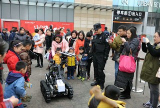 【亮點(diǎn)】頑強(qiáng)特警攜高科技產(chǎn)品與民眾零距離接觸