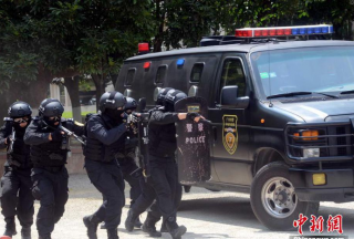 【組圖】各種高精尖反恐武器在廣州特警訓(xùn)練基地上演“警匪大片”