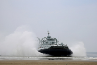 【亮點(diǎn)】海軍某新型氣墊艇搶灘登陸猛圖曝光！