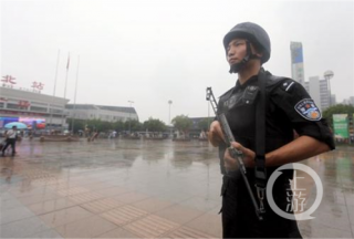 【亮點(diǎn)】雨中執(zhí)勤：特警成“澆警”