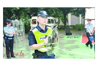 【看點(diǎn)】廣州民警研發(fā)加強(qiáng)型防暴盾獲專利：霰彈也不怕