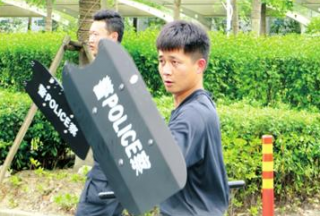 【亮點(diǎn)】"臂盾"軌交巡特警配備新式武器,，其抗擊打力驚人！