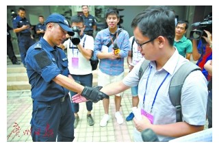 【亮點】穗警方裝備脈沖抓捕手套 可放出電流瞬間制服嫌犯