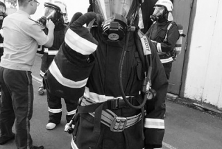 當(dāng)“最美逆行者”真不容易  　光裝備就重30斤