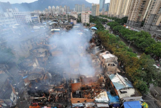 【聚焦】福州民房突發(fā)大火 近180名消防官兵投入滅火