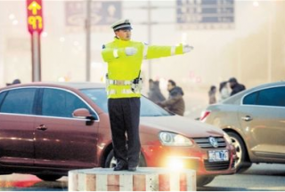 天津公安交管局為執(zhí)勤民警統(tǒng)一配發(fā)反光警服應(yīng)對多霧
