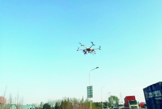 【聚焦】武漢交警啟用新型無(wú)人機(jī)排堵 能喊話(huà)能空投