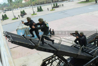 【多圖】中國(guó)特警裝備與越南機(jī)動(dòng)警察相對(duì)比,，看哪家最槍眼,？