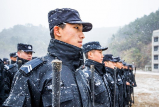 【組圖】湖北50余名巡特警雪中苦練防暴棍術