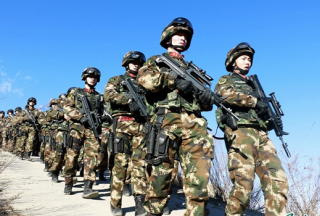 武警北京總隊某部開展實(shí)戰(zhàn)化山地捕殲戰(zhàn)斗演練