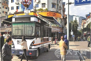 新型移動(dòng)警務(wù)巡邏車(chē)亮相福建福安街頭引市民圍觀