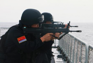 【組圖】中國(guó)海軍第二十五批護(hù)航編隊(duì)特戰(zhàn)兵力組織反恐反海盜演練