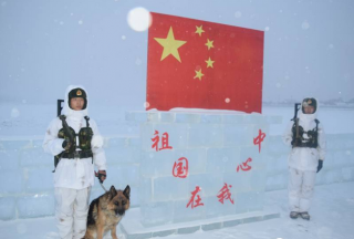 "身披冰鎧甲,、笑傲風雪寒"點贊黑河好八連,，無言戰(zhàn)友踏雪再巡邊!