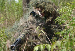 狙擊手一個姿勢蹲守2天2夜 斬首“藍軍”指揮員