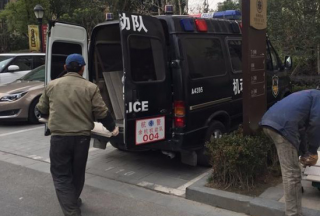 杭州余杭 警車搬面磚,？公車私用,？這究竟是怎么回事？