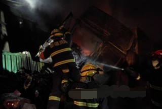【聚焦】嚴寒天氣三車相撞爆炸起火 哈密消防滅火施救