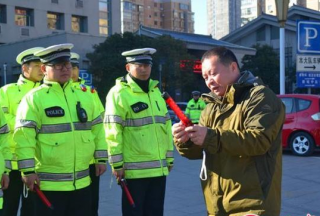 韓城交警配發(fā)新型警用裝備上路執(zhí)勤執(zhí)法