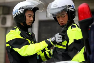 山西運城鹽湖交警摩巡中隊“新式騎行服”精彩亮相