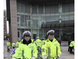 青島交警首次電動自行車出警