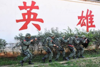 云南武警反恐演練場面超震撼