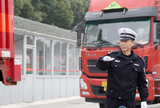 【快訊】江蘇武進(jìn)交警拉緊安全之“弦” 特種車輛逐一排查