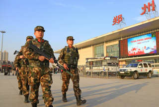 武警河南總隊(duì)全面啟動(dòng)春運(yùn)安保勤務(wù) 為旅客筑起安全屏障