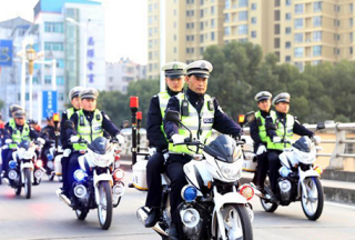 湖北宜昌民警配發(fā)新裝備 “快騎”巡邏保平安
