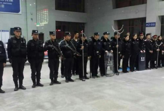 華陰特警聯(lián)合北站派出所開展防恐演練