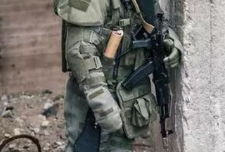俄戰(zhàn)斗工兵的“無敵護(hù)甲”,，對子彈,、手榴彈免疫！