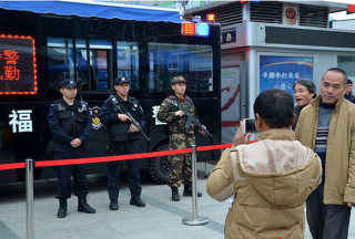 【聚焦】福州特警移動警務(wù)車亮相火車站等地 吸引市民圍觀