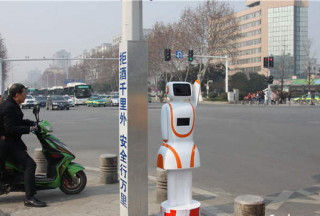 智能交通機(jī)器人亮相湖北襄陽街頭