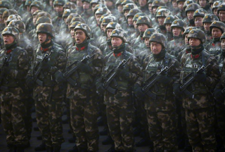 新疆?dāng)?shù)千名官兵參加反恐維穩(wěn)誓師大會  場面壯觀！