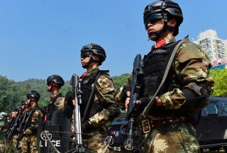 威武霸氣,！武警官兵訓(xùn)練場上迎兩會