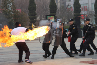 【組圖】山東濰坊集結(jié)三百余警力開展中心城區(qū)應(yīng)急處突拉動演練