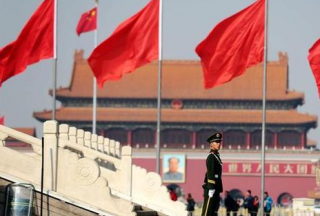 十里春風(fēng)不如你 武警官兵“站”出兩會精氣神