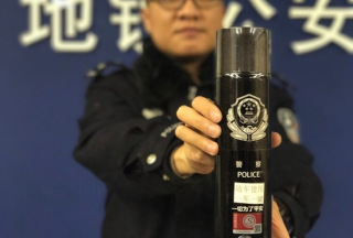 南京地鐵民警配備隨身滅火器 可在10秒內(nèi)撲滅明火