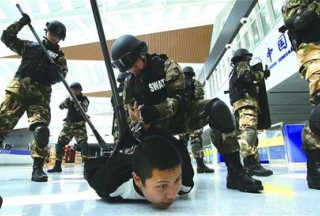 青島口岸反恐處突演練 拿下闖關(guān)“暴恐分子”