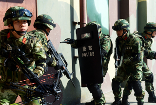 【組圖】提高應(yīng)急處突能力 武警官兵們這樣練