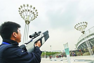 武漢警方配備無人機(jī)反制槍 發(fā)射電磁波對(duì)抗黑飛