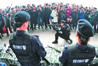 武鐵特警力保春運平安 展示各種“尖板眼”裝備