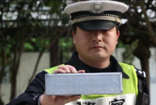 寧波高速交警"跨界"工匠 自主研發(fā)警示燈變"守護(hù)神"