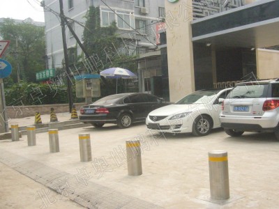 供應出入口阻車器