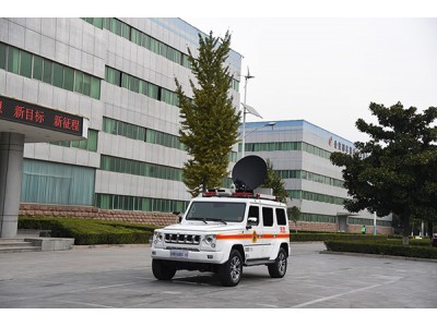 前突越野通信保障車